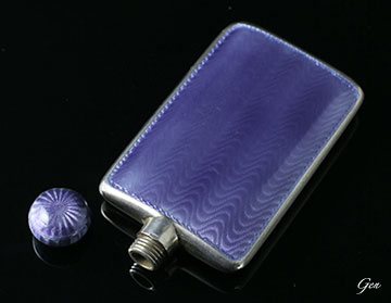 紫のギロッシュエナメルのアンティークの香水瓶