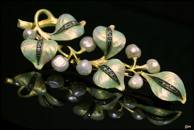 アールヌーヴォーのオパールセント・エナメル＆天然真珠の葉っぱと実のブローチ