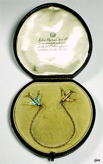 「幸福な王子のツバメ」がモチーフのトルコ石＆天然真珠のダブルピン・ブローチ