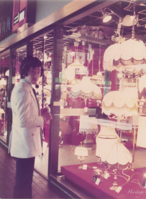 ロンドンで現代の照明器具店を視察する28歳の片桐元一