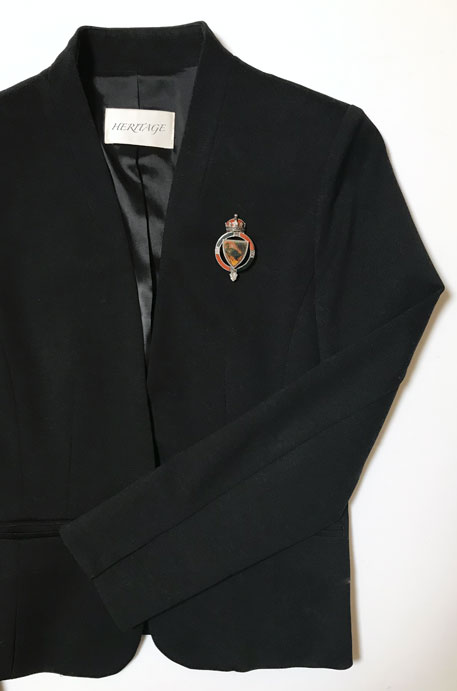 英国王室の紋章デザインのスコティッシュアゲート・ブローチの着用イメージ