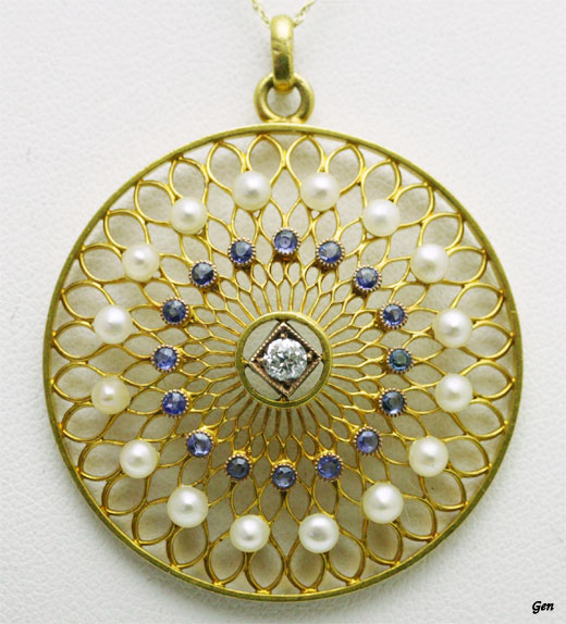 ゴールドのラティスワークが美しい天然真珠＆サファイア＆ダイヤモンド・ペンダント