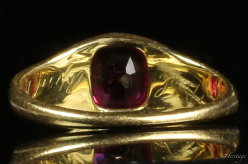 非加熱ルビーの鮮やかな色が美しいアンティークの結婚指輪