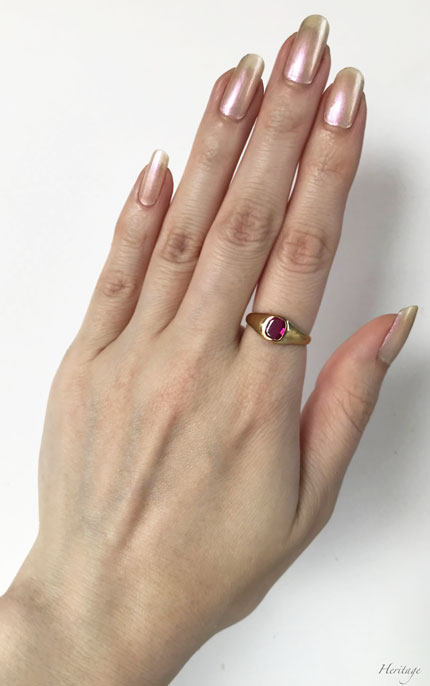 非加熱ルビーのアンティークの結婚指輪の着用イメージ