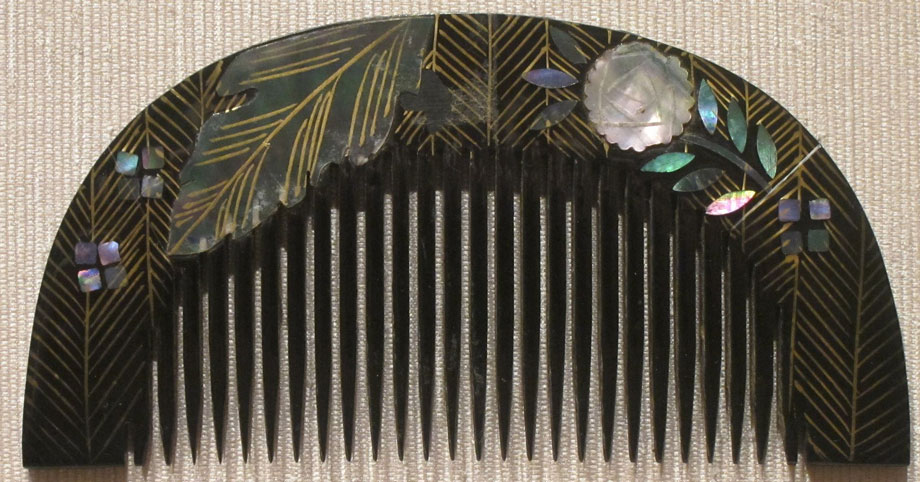 江戸時代の工樂による蒔絵と螺鈿の鼈甲の櫛