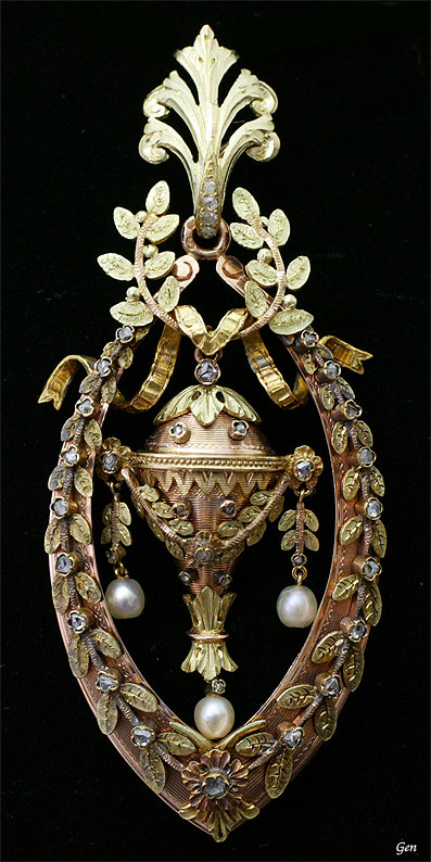 ルイ16世様式のトロフィーのカラーゴールド・ペンダント