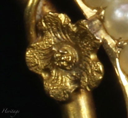 黄金の花と天然真珠のウィッチズハートのアンティーク・ブローチ