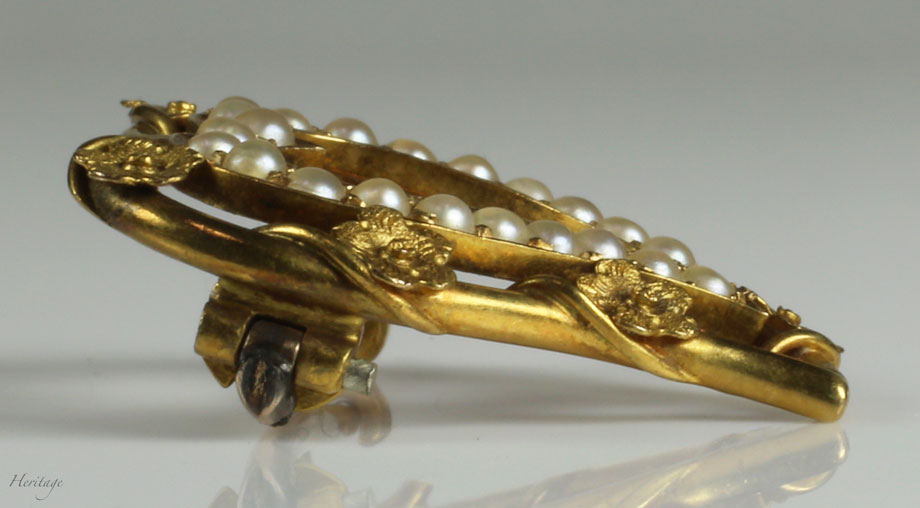 黄金の花と天然真珠のウィッチズハートのアンティーク・ブローチ