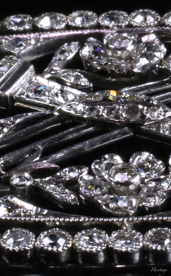 アールデコ・ジュエリーのダイヤモンドのカラフルなファイア