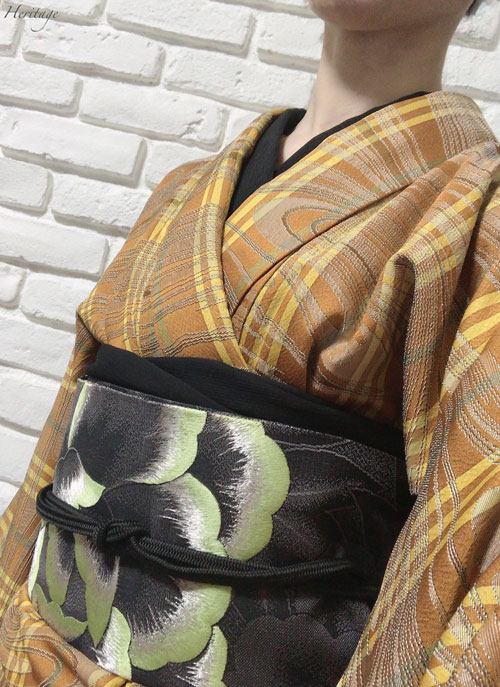 東京コレクションに出品されたJOTAROのマーブリングの着物と刺繍の牡丹の帯