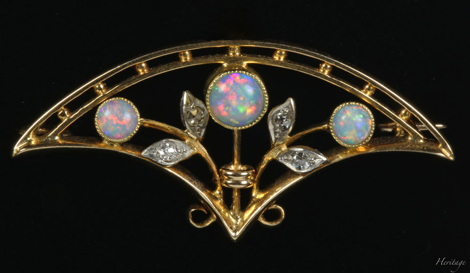 万華鏡のような虹色のオーストラリア産オパールのアンティークの扇ブローチ