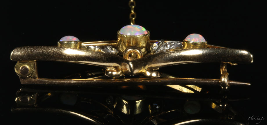 万華鏡のような虹色のオーストラリア産オパールのアンティークの扇ブローチ