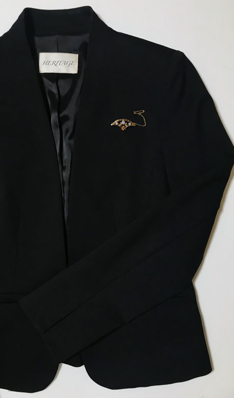 虹色のオーストラリア産オパールのアンティークの扇ブローチの着用イメージ