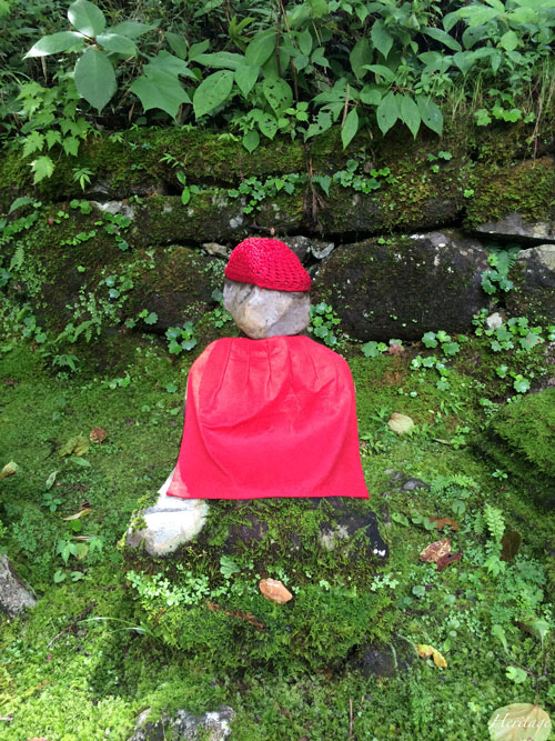 日光の憾満ヶ淵の赤い毛糸の帽子をした化地蔵