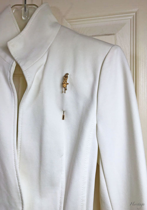 眼光鋭い鷲のローズカット・ダイヤモンドのゴールド・クラバットピンの着用イメージ