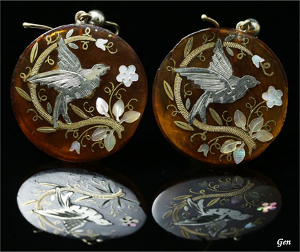 アングロジャパニーズ・スタイルの鳥と花モチーフの螺鈿のアンティークのピケ・ピアス