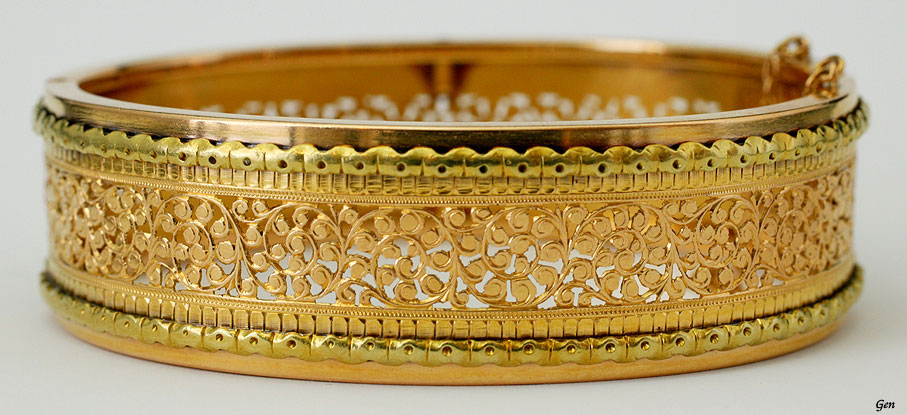 フランスのアンティークのゴールドの唐草紋様の透かし細工バングル