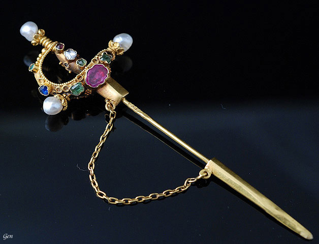 ネオ・ルネサンスの宝石のサーベルのピン、オーストリアのアンティークジュエリー