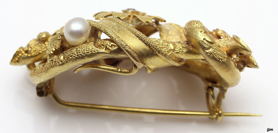 ブルーム＆チェイシングによる美しい黄金＆天然真珠のアンティークブローチ