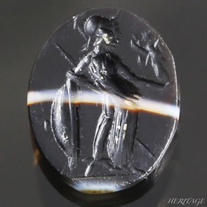 ヘレニズムの「勝利の女神ニケを持つアテナ」をモチーフとした面白い縞瑪瑙のインタリオ