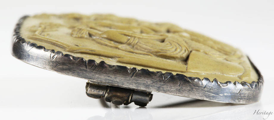 古代ローマ遺跡のフレスコ画がモチーフの知的なラーヴァ・カメオ