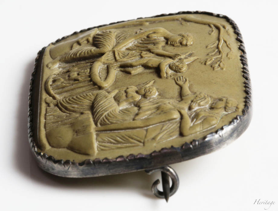 古代ローマのヴィラ・アリアナのフレスコ画がモチーフの知的なラーヴァ・カメオ