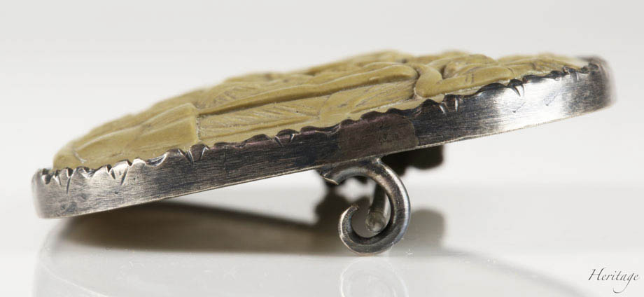 古代ローマのヴィラ・アリアナのフレスコ画がモチーフの知的なラーヴァ・カメオ