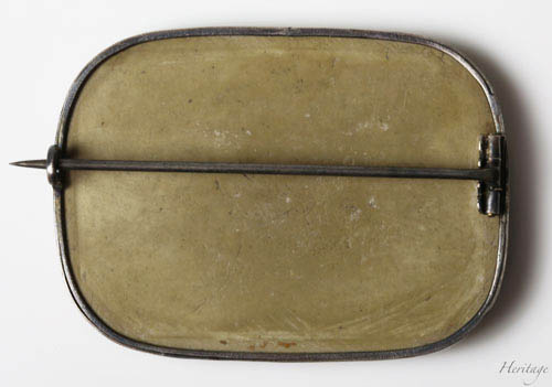 古代ローマ遺跡のフレスコ画がモチーフの知的なラーヴァ・カメオの裏側