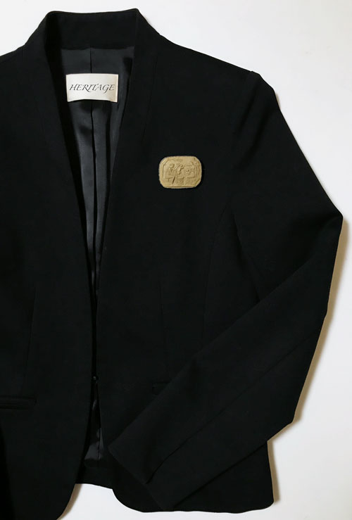 古代ローマのキューピッド・セラーのラーヴァカメオのジャケット着用イメージ