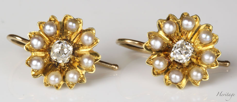 クッションシェイプ・ダイヤモンド＆天然真珠の黄金のコスモスのピアス