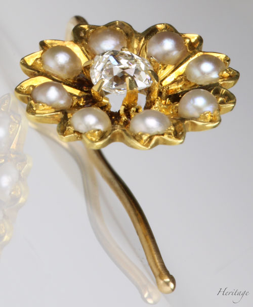 クッションシェイプ・ダイヤモンド＆天然真珠の黄金のコスモスのピアス