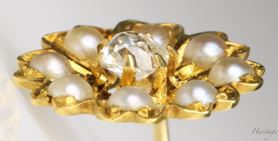 クッションシェイプ・ダイヤモンド＆天然真珠の黄金のコスモスのピアス