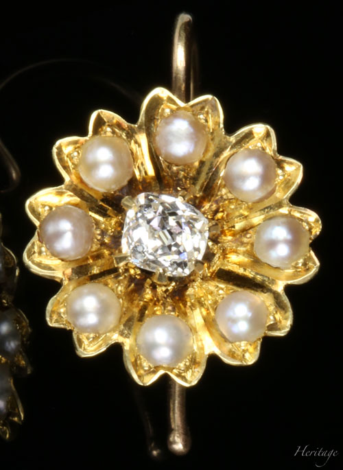 クッションシェイプ・ダイヤモンド＆天然真珠の黄金のコスモスのピアス