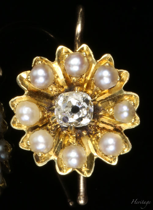 クッションシェイプ・ダイヤモンド＆天然真珠の黄金のコスモスのピアス