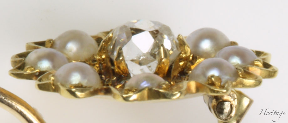 クッションシェイプ・ダイヤモンド＆天然真珠の黄金のコスモスのピアス