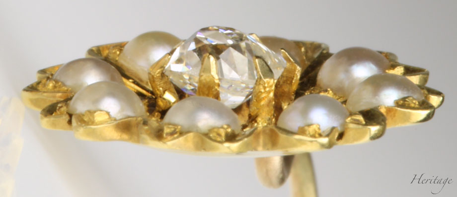 クッションシェイプ・ダイヤモンド＆天然真珠の黄金のコスモスのピアス