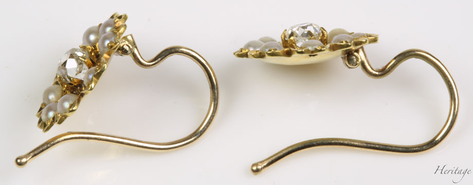 クッションシェイプ・ダイヤモンド＆天然真珠の黄金のコスモスのピアス