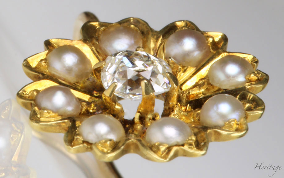 クッションシェイプ・ダイヤモンド＆天然真珠の黄金のコスモスのピアス