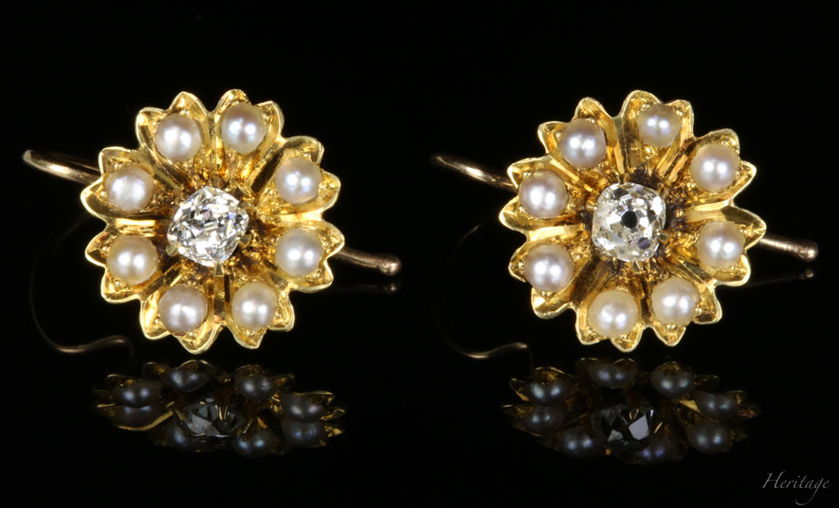 クッションシェイプ・ダイヤモンド＆天然真珠の黄金のコスモスのピアス