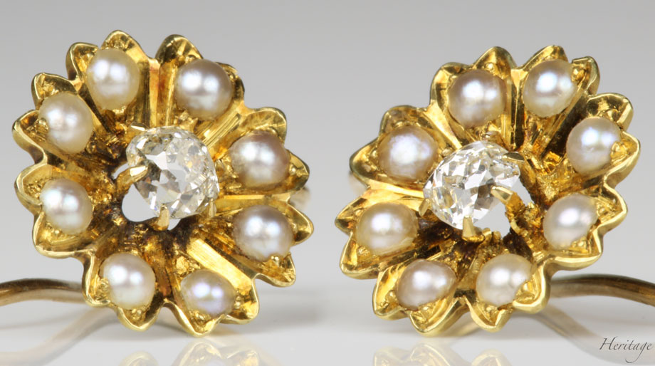 クッションシェイプ・ダイヤモンド＆天然真珠の黄金のコスモスのピアス