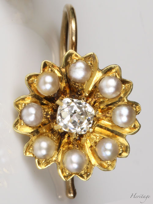 クッションシェイプ・ダイヤモンド＆天然真珠の黄金のコスモスのピアス