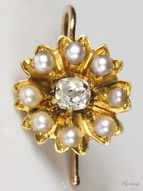 クッションシェイプ・ダイヤモンド＆天然真珠の黄金のコスモスのピアス