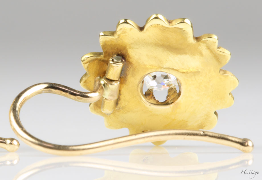 クッションシェイプ・ダイヤモンドの黄金のコスモスのピアスの可動金具