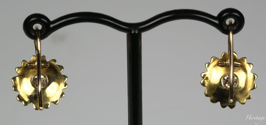 黄金のコスモスのピアスの裏側