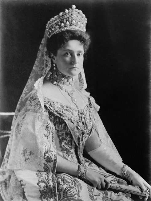 天然真珠のジュエリーが華やかなロシア皇后アレクサンドラ・フョードロバナの戴冠式の正装