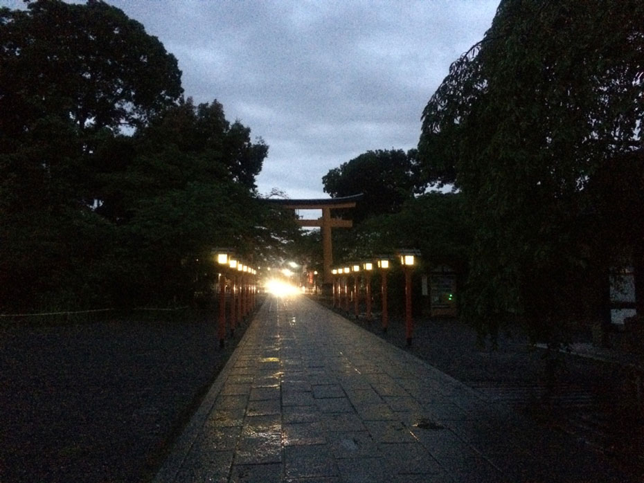 京都の平野神社の夜の朱い鳥居