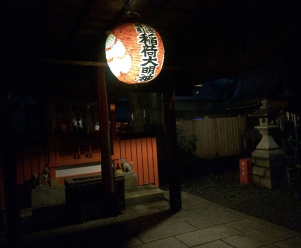 夜の京都の平野神社の稲荷大明神