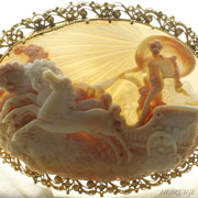 黄金馬車を駆る太陽神アポロンを彫刻したシェルカメオの傑作