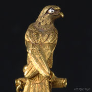 ローズカット・ダイヤモンドの眼光鋭い黄金の鷲のクラバットピン