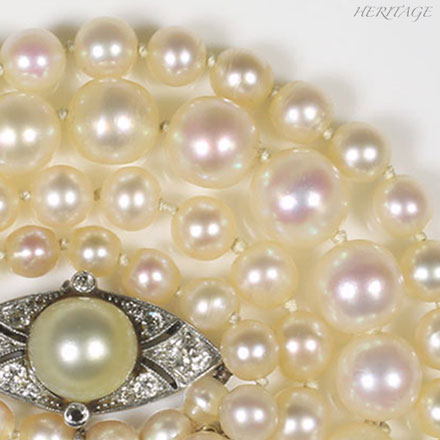 ピンク色の干渉光を放つ大珠の天然真珠のネックレス